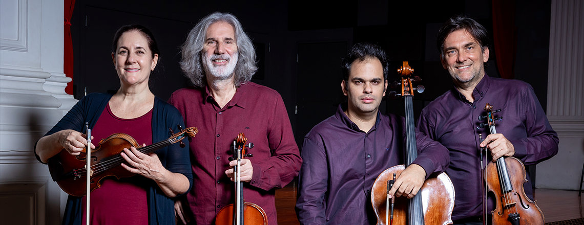 Integrantes do Quarteto de Cordas segurando seus instrumentos