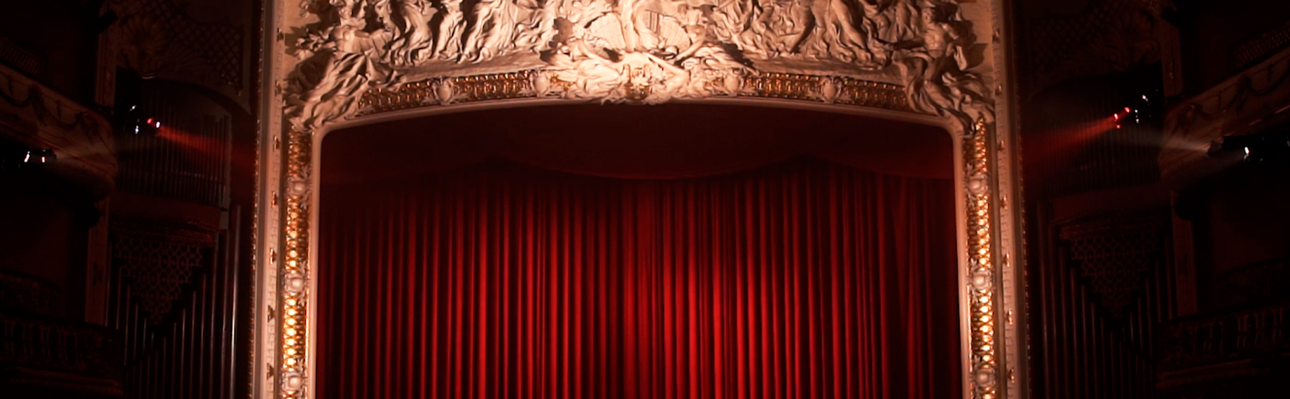 Foto da cortina fechada antes de começar um espetáculo