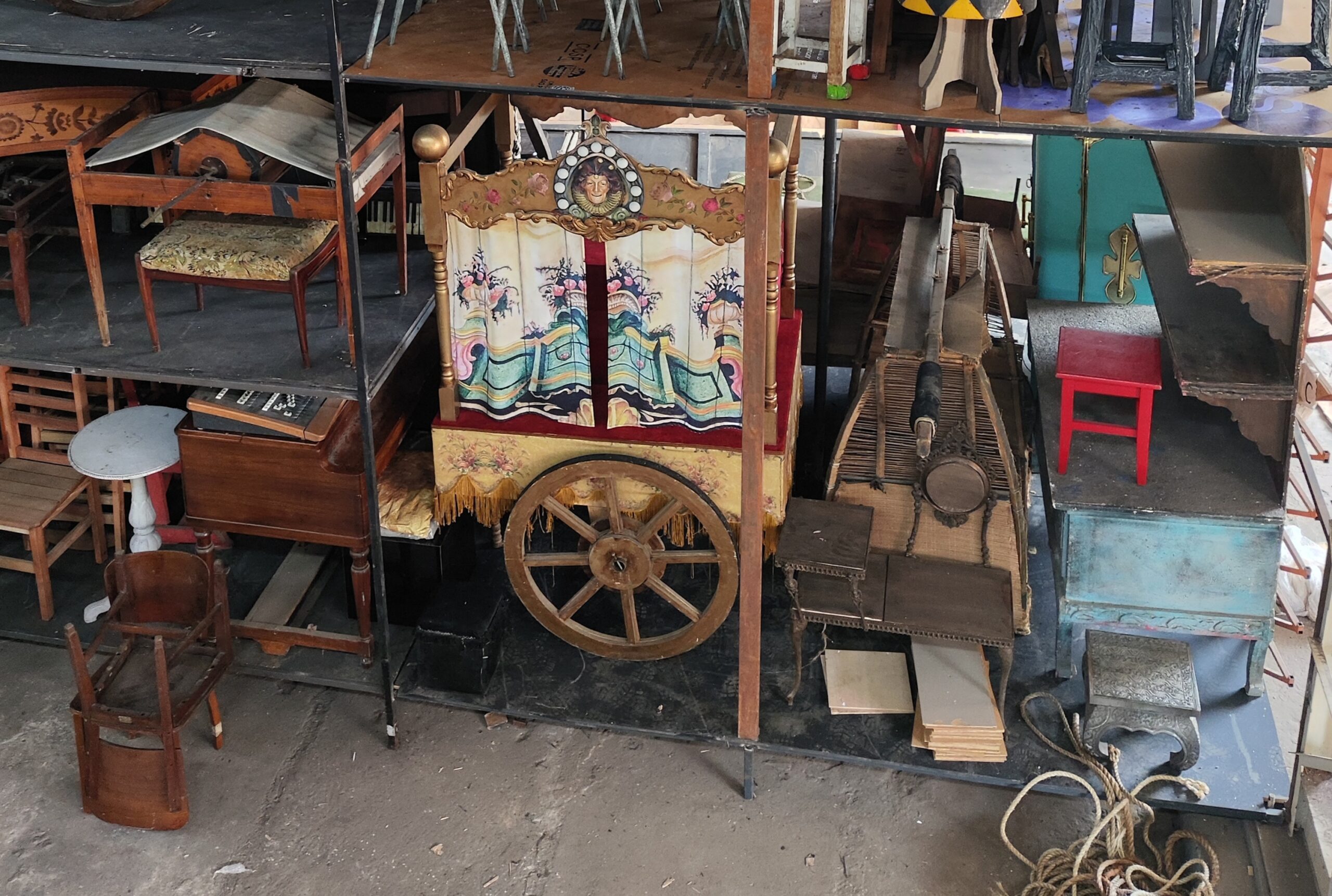 Imagem de uma residência artística, com itens de madeira em vários formatos