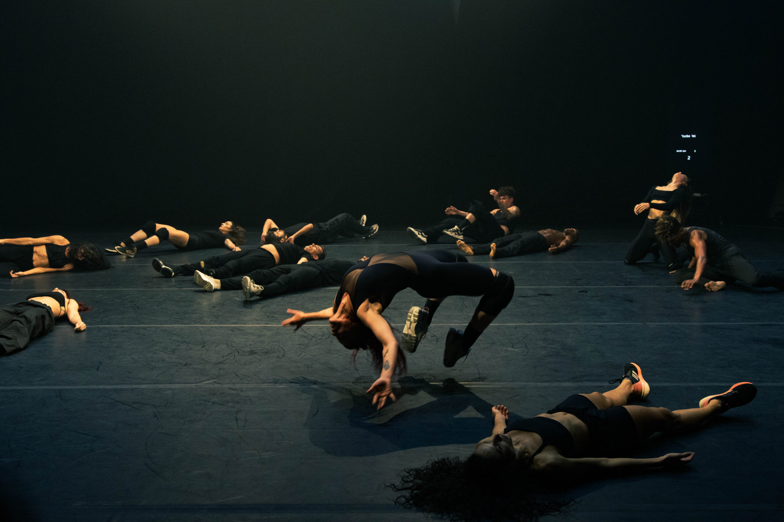 Bailarinos fazendo uma performance artística