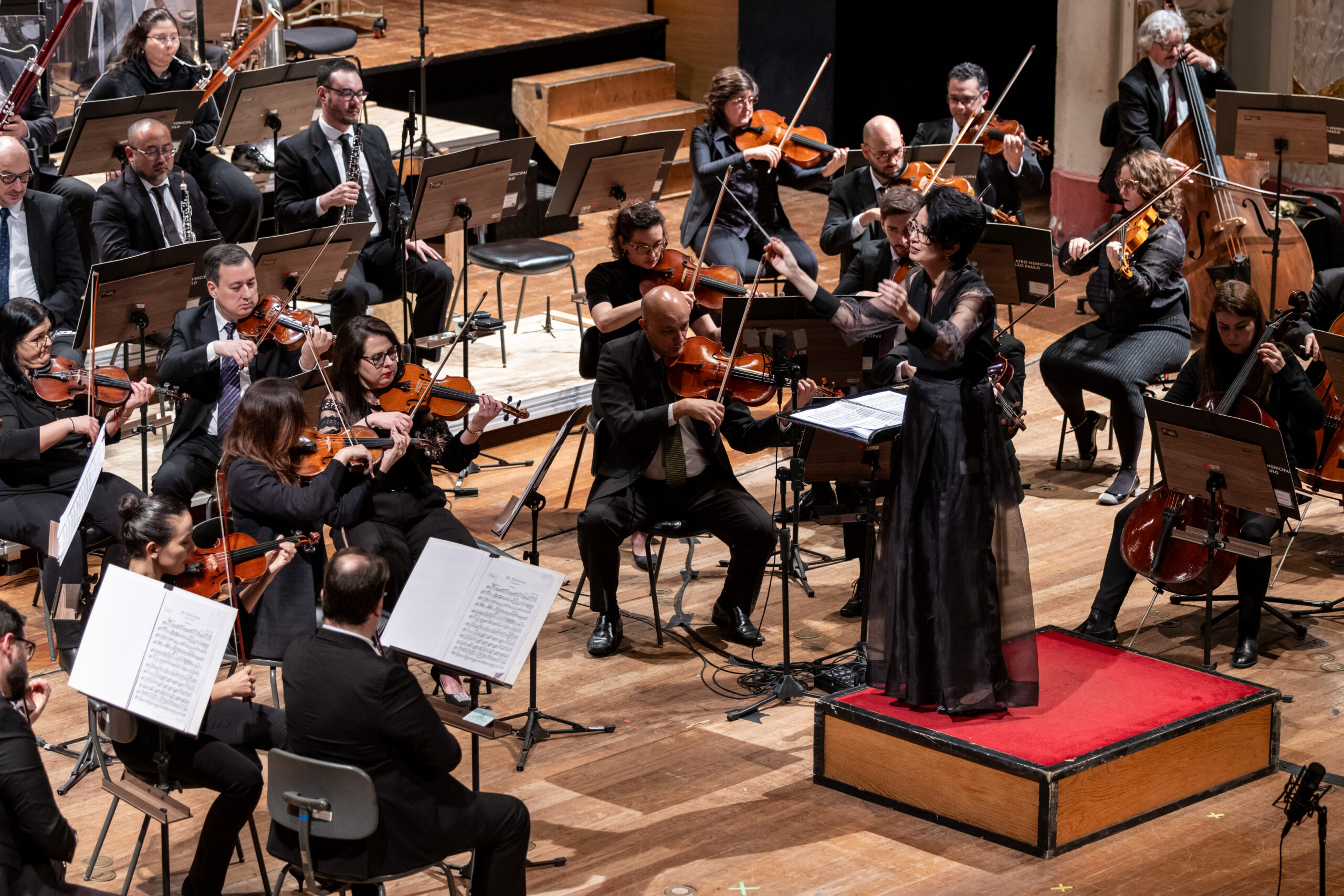 Foto da Orquestra Sinfônica Municipal sob regência de Priscila Bomfim