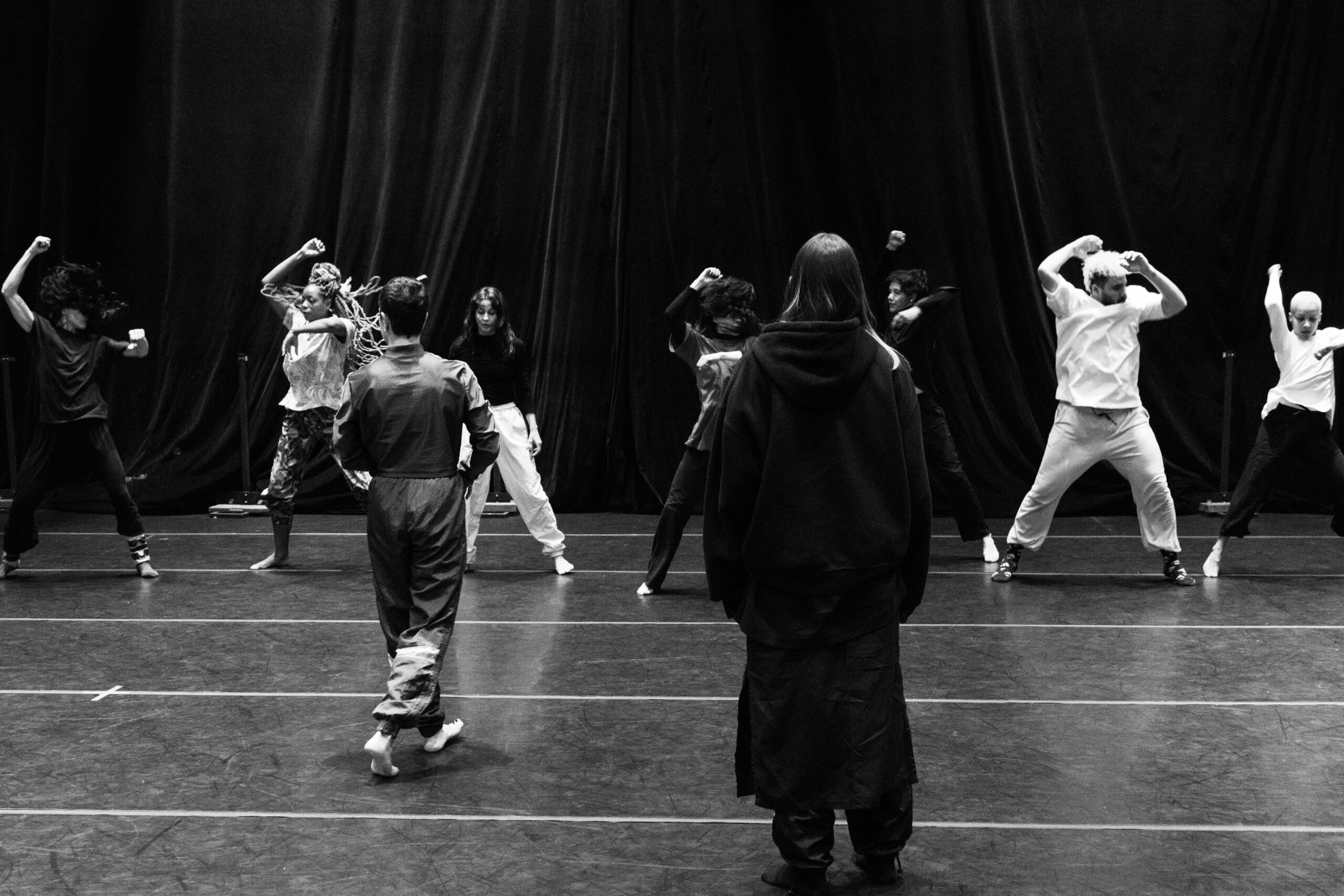 Imagem que mostra trecho de uma ensaio do Balé da Cidade durante a coreografia Fôlego