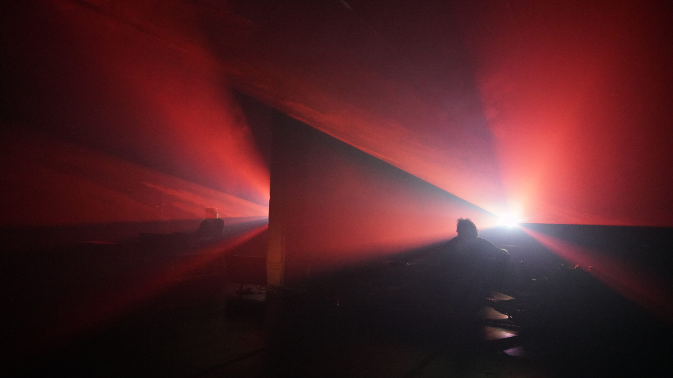 Foto de luzes vermelha e preto para divulgação do espetáculo Opera Macchina