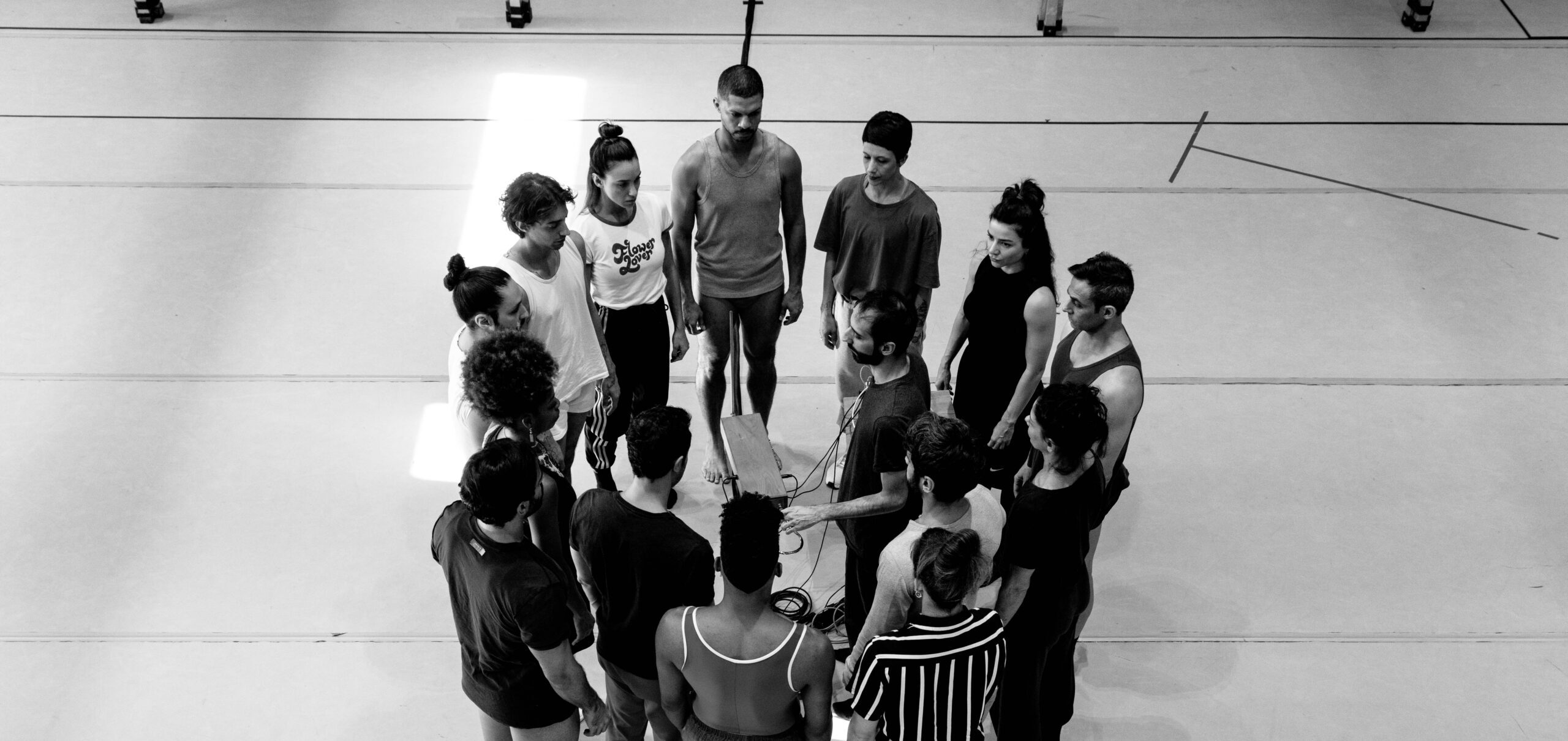 Foto do Balé da Cidade durante um ensaio da coreografia BIOGLOMERATA