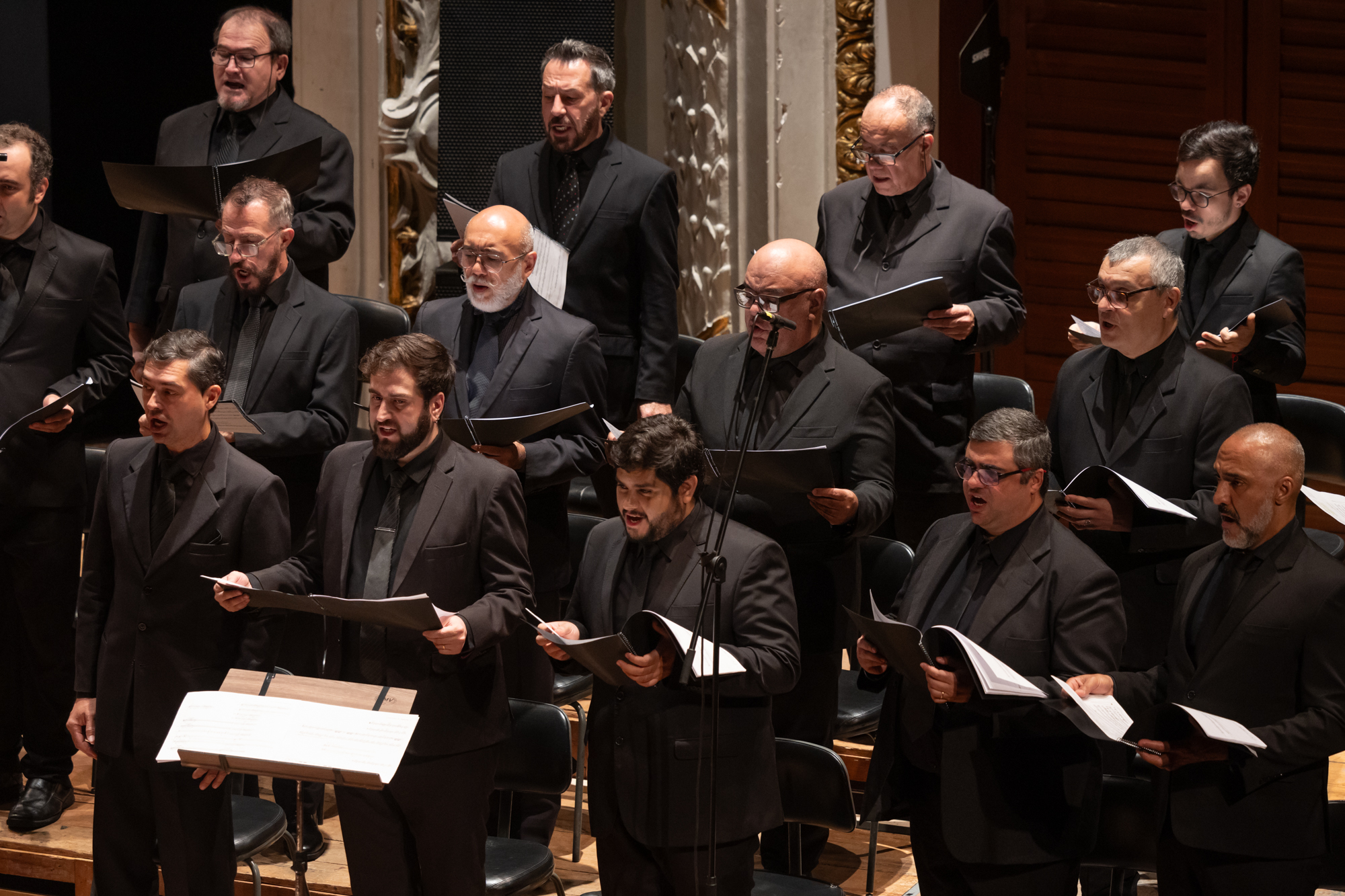 Cantores do Coral Paulistano se apresentam num concerto