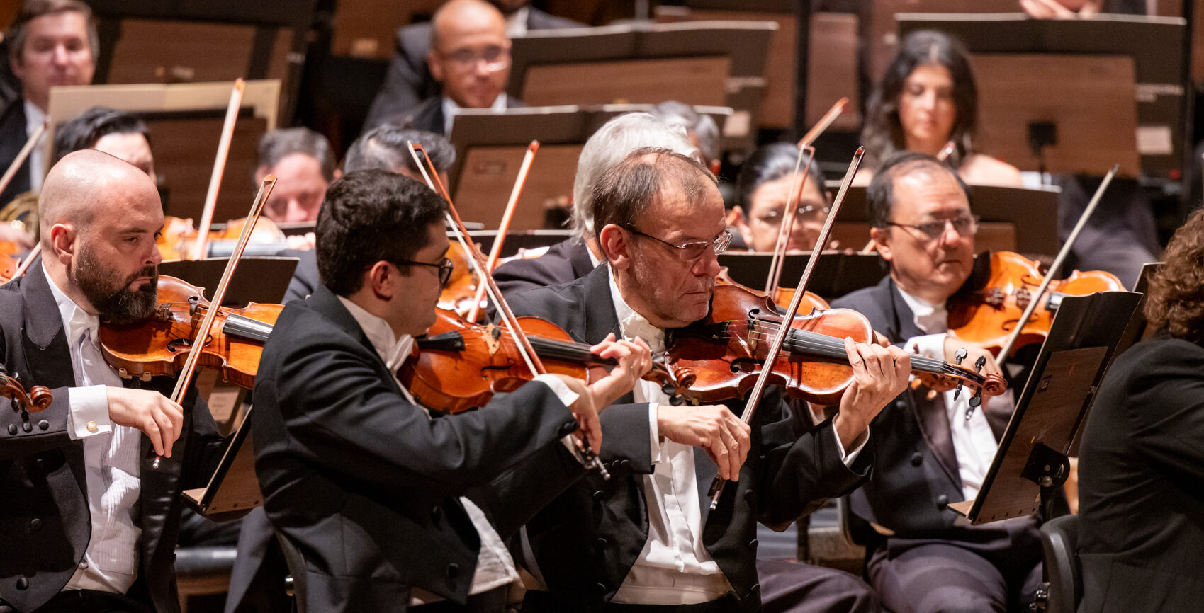 Músicos da Orquestra Sinfônica Municipal tocam durante um concerto