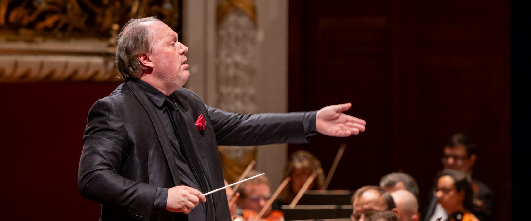 Maestro Roberto Minczuk rege a Orquestra Sinfônica Municipal durante um espetáculo