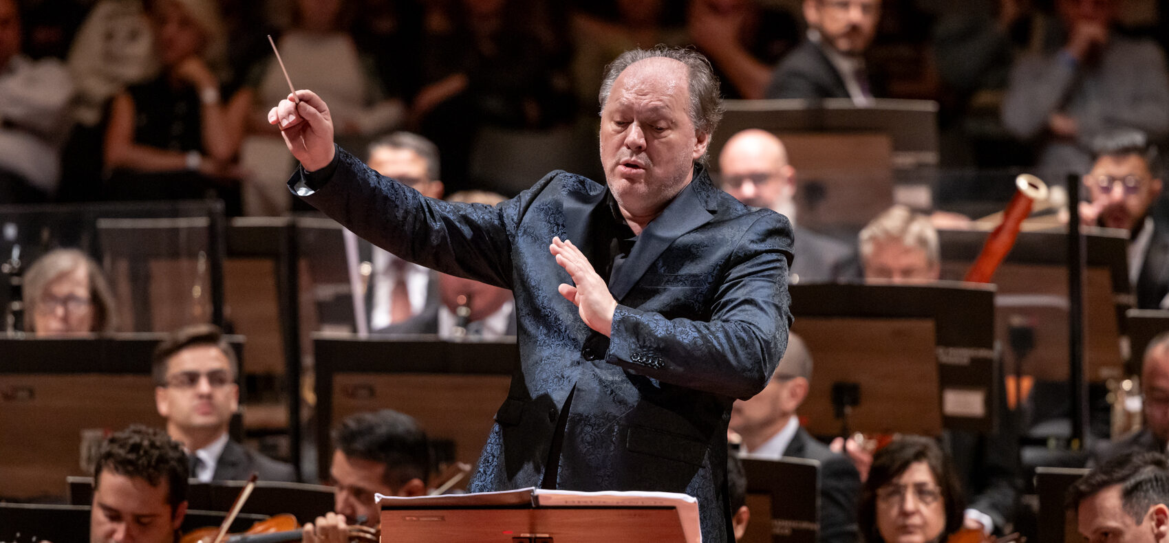 Maestro Roberto Minczuk rege a Orquestra Sinfônica Municipal durante um espetáculo