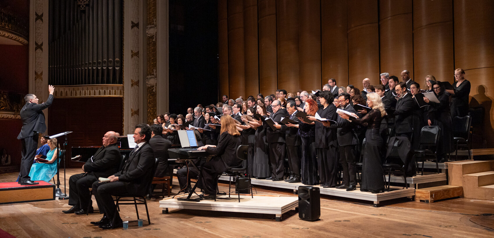 Cantores do Coro Lírico Municipal se apresentam num concerto regido por Hernán Sánchez Arteaga