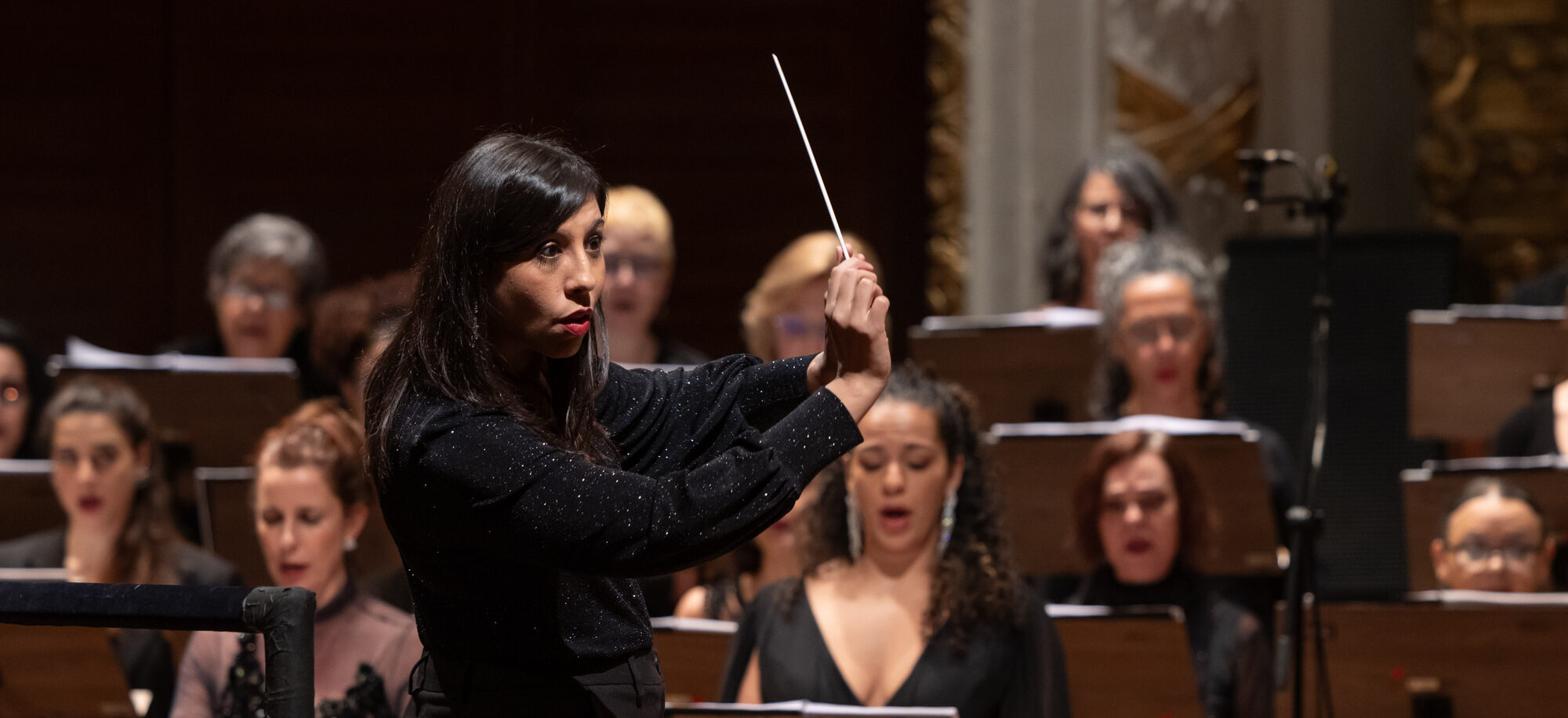 Maestra Maíra Ferreira rege o Coral Paulistano durante um espetáculo