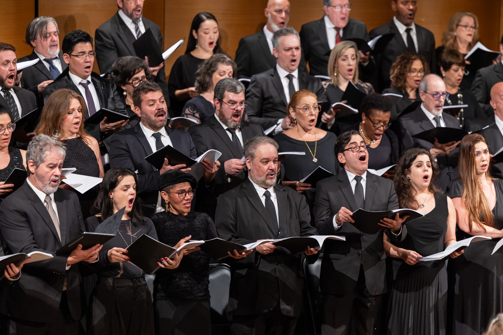 Foto do Coro lírico Municipal durante uma apresentação