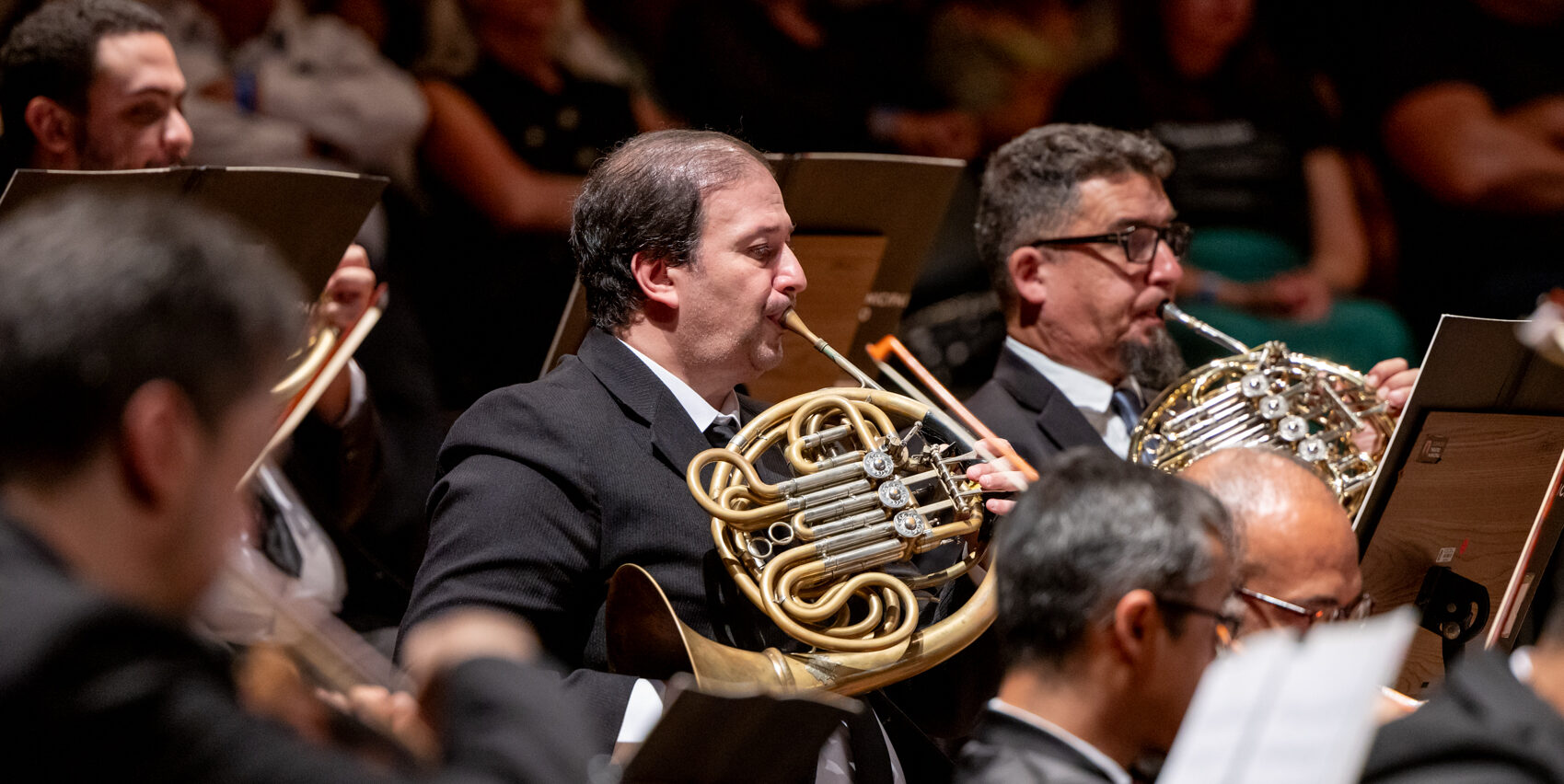 Músicos da Orquestra Sinfônica Municipal tocam durante um concerto