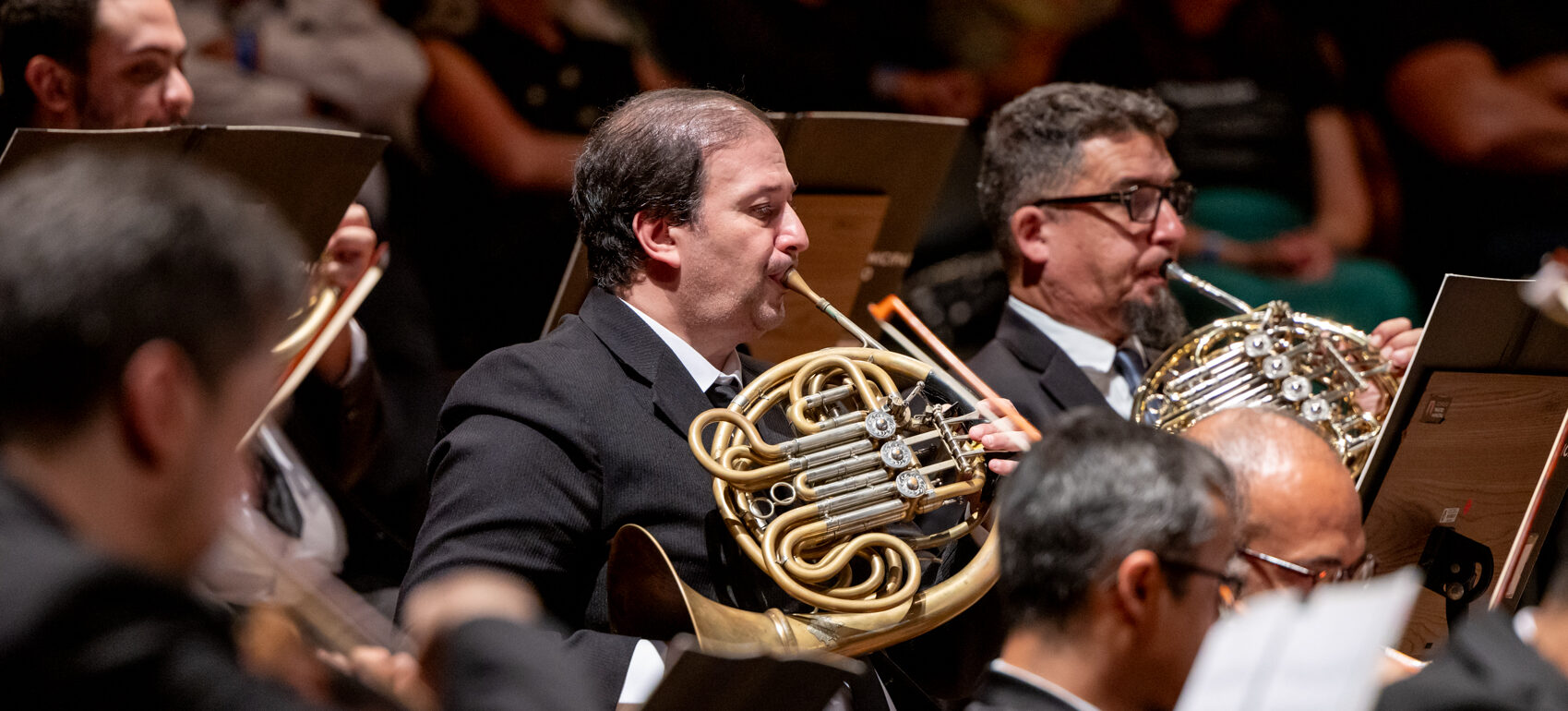 Músicos da Orquestra Sinfônica Municipal tocam durante um concerto