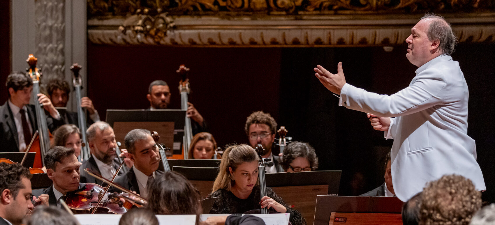 Maestro Roberto Minczuk rege a Orquestra Sinfônica Municipal durante um espetáculo