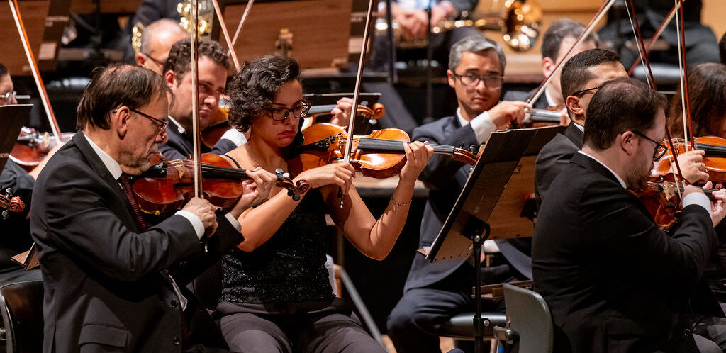 Músicos da Orquestra Sinfônica Municipal tocam durante um concerto