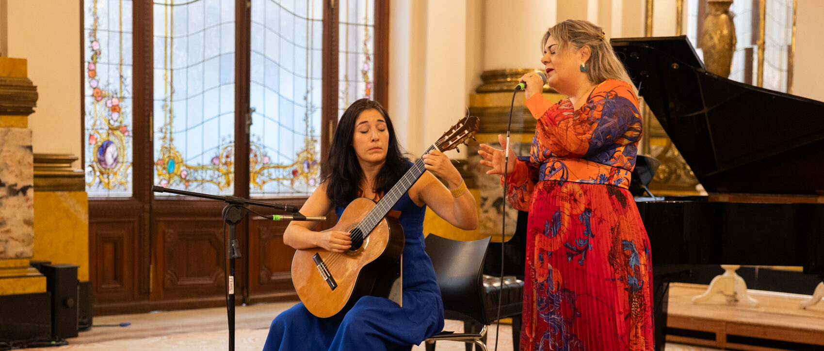Elodie e Gabriela em apresentação durante evento Abram Alas + Fórum de Mulheres Ópera Latinoamérica (OLA)