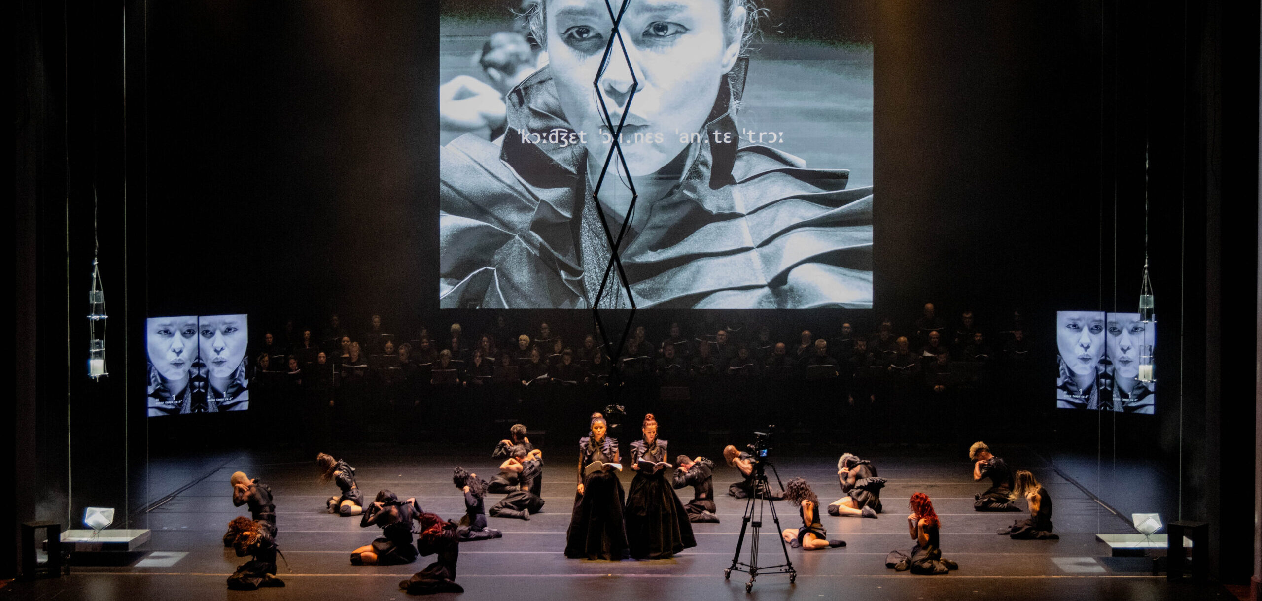 Bailarinos dançam durante apresentação do Balé da Cidade