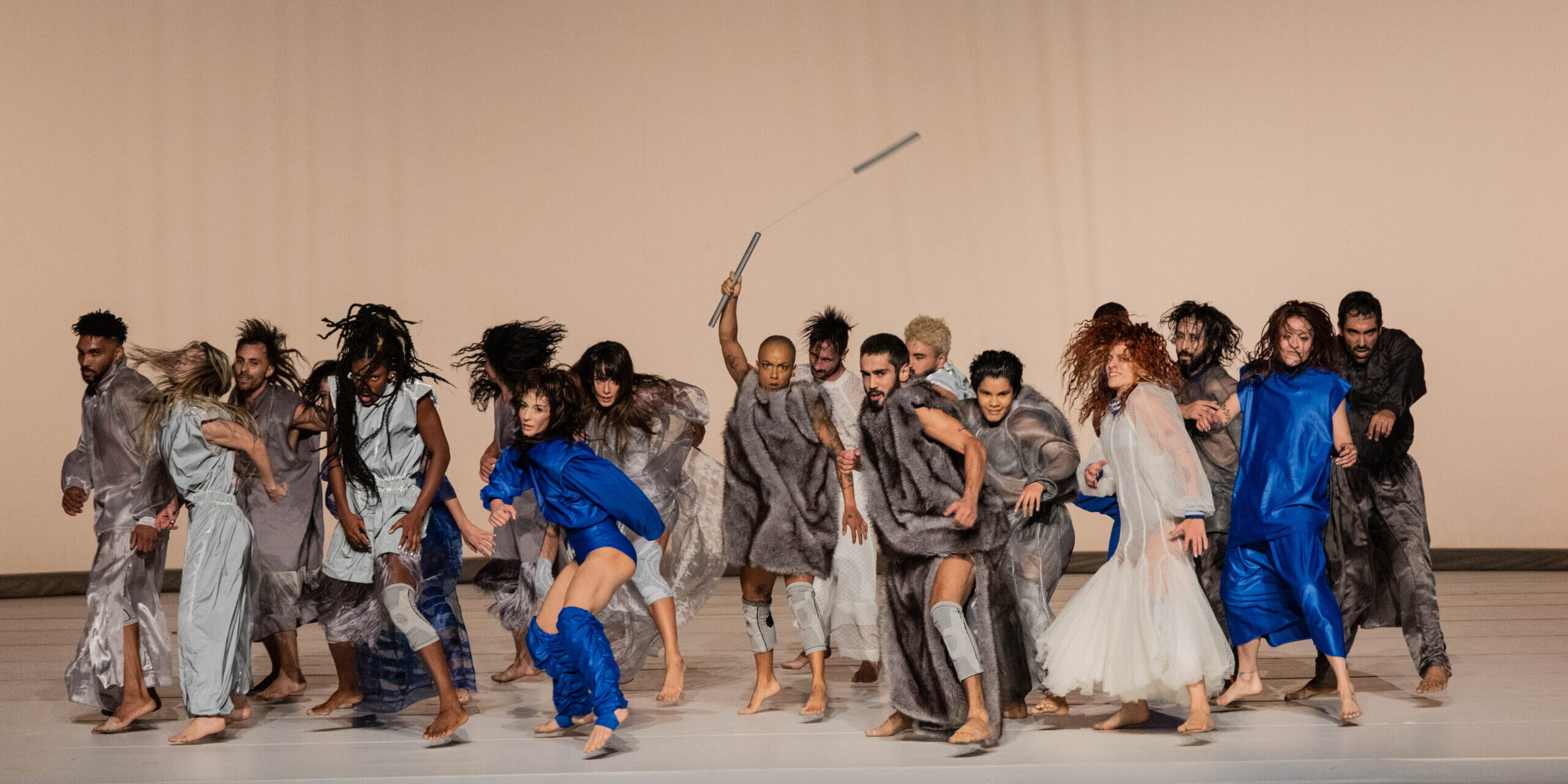 Elenco do Balé da Cidade dançando durante uma apresentação da coreografia Boca Abissal