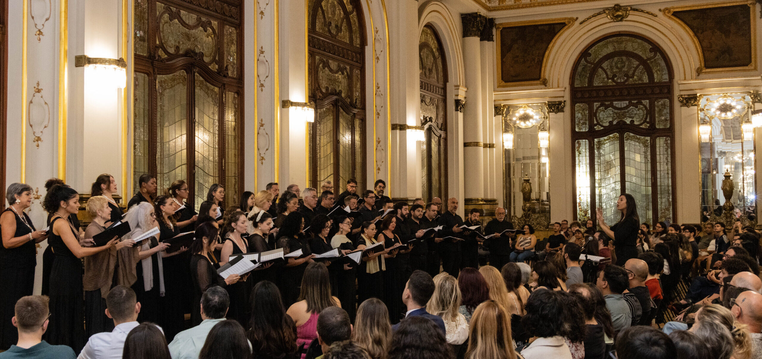 Cantores do Coral Paulistano se apresentam num concerto