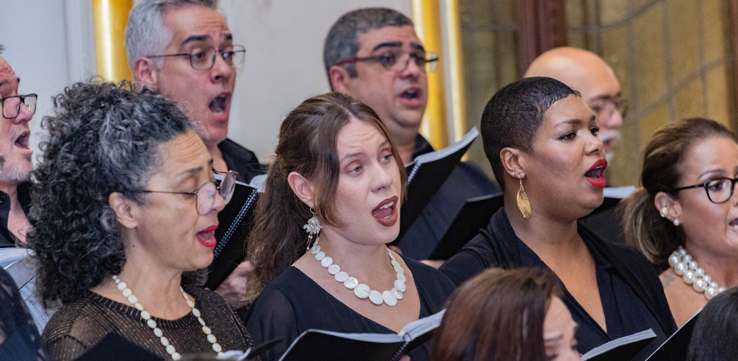 Cantores do Coral Paulistano se apresentam num concerto.