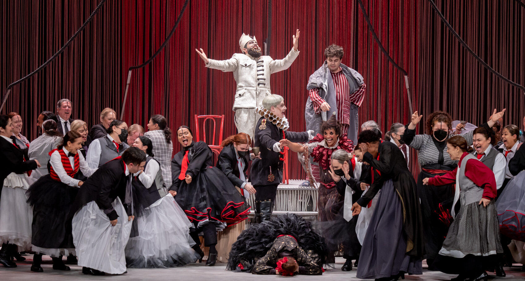 Solistas encenam a ópera O Amor das Três Laranjas