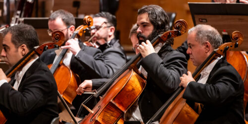 Músicos da Orquestra Sinfônica Municipal tocam durante um concerto