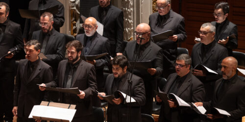 Cantores do Coral Paulistano se apresentam num concerto