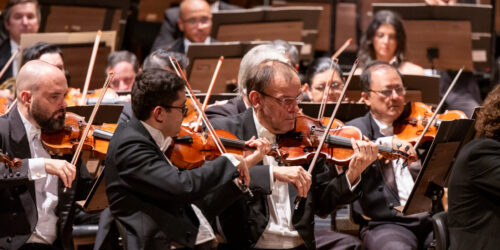 Músicos da Orquestra Sinfônica Municipal tocam durante um concerto