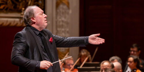 Maestro Roberto Minczuk rege a Orquestra Sinfônica Municipal durante um espetáculo