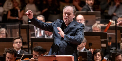 Maestro Roberto Minczuk rege a Orquestra Sinfônica Municipal durante um espetáculo