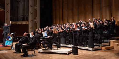 Cantores do Coro Lírico Municipal se apresentam num concerto regido por Hernán Sánchez Arteaga