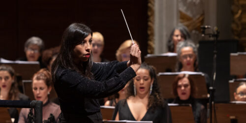 Maestra Maíra Ferreira rege o Coral Paulistano durante um espetáculo