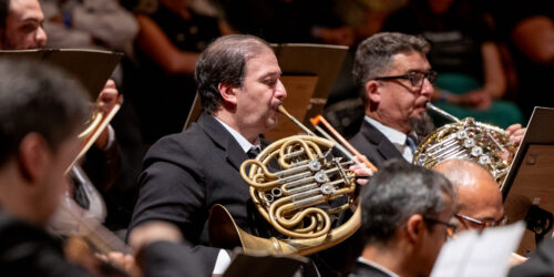 Músicos da Orquestra Sinfônica Municipal tocam durante um concerto