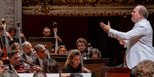 Maestro Roberto Minczuk rege a Orquestra Sinfônica Municipal durante um espetáculo
