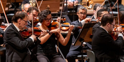 Músicos da Orquestra Sinfônica Municipal tocam durante um concerto