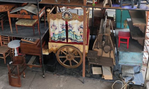 Imagem de uma residência artística, com itens de madeira em vários formatos