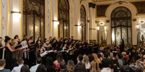 Cantores do Coral Paulistano se apresentam num concerto