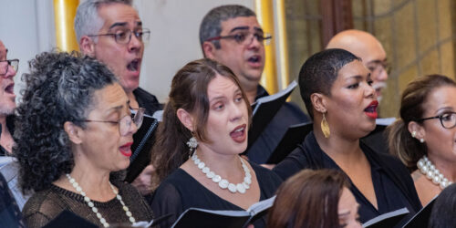 Cantores do Coral Paulistano se apresentam num concerto.